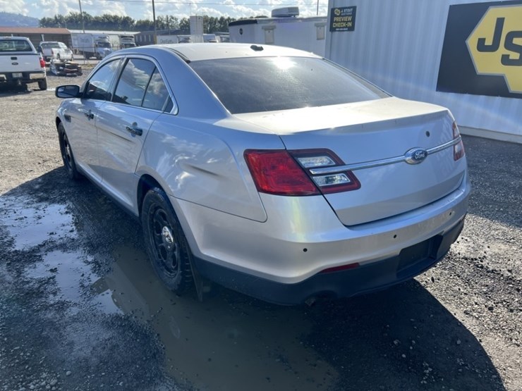 2017-ford-taurus-sedan-image-6
