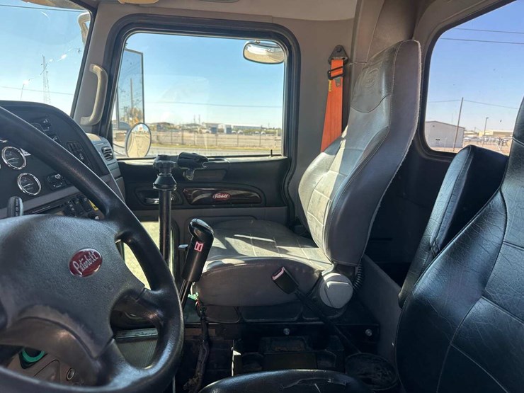 2013-peterbilt-367-image-8