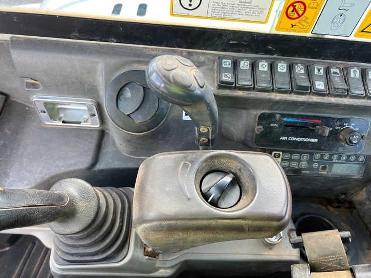 2017-takeuchi-tb260-image-29