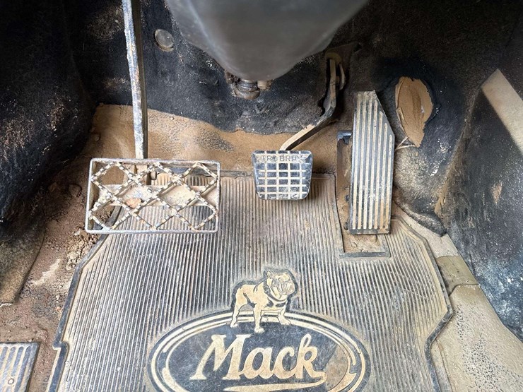 2004-mack-cv713-granite-fuel-and-lube-truck-image-30