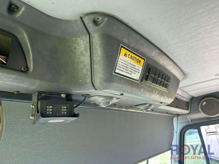 2015-peterbilt-320-image-13