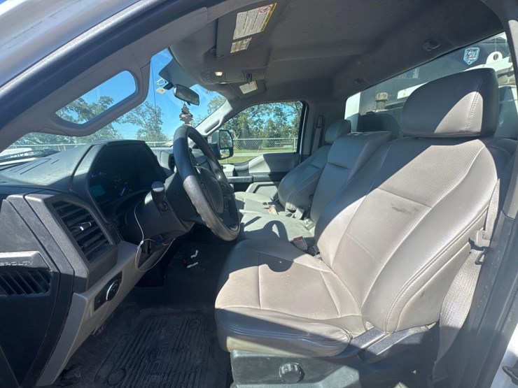 2017-ford-f550-xl-image-32