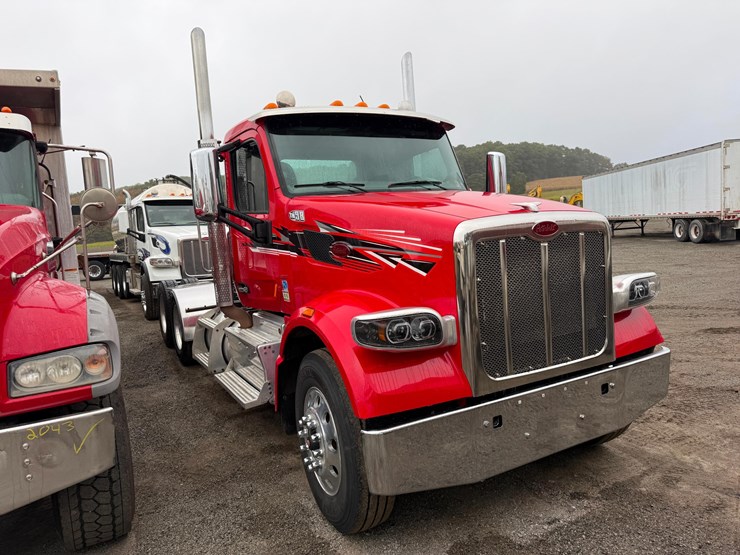 2017-peterbilt-567-image-2