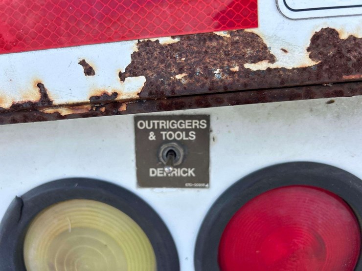 2007-gmc-c8500-altec-dm47-47ft-digger-derrick-truck-image-23