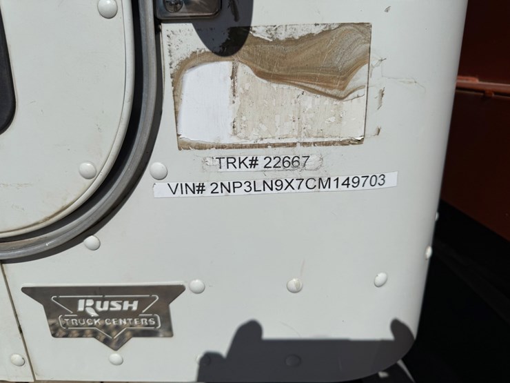 2012-peterbilt-348-image-9