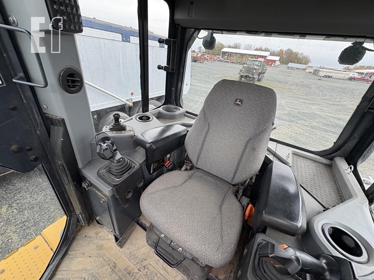 2021-deere-700l-image-12