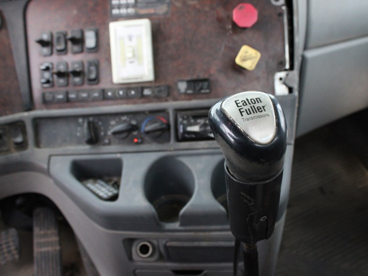 #2063-•-#2063--2006-freightliner-century-classic-s/t-semi-image-41