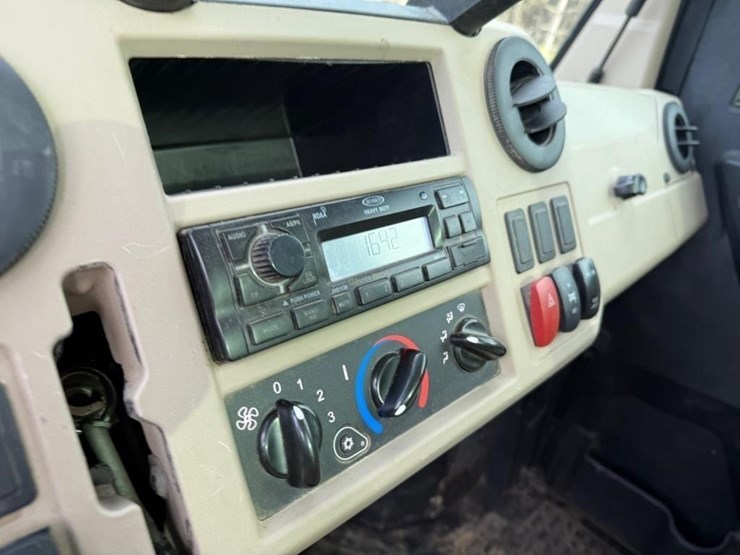 2021-john-deere-gator-image-14