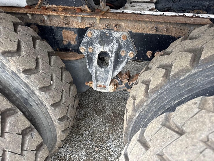 2018-peterbilt-567-image-8