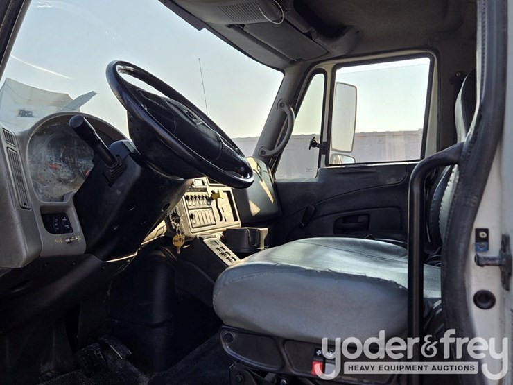 2009-international-7300-image-38