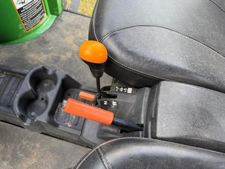 2014-john-deere-gator-image-13