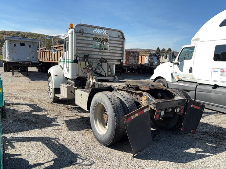 2014-peterbilt-330-image-4