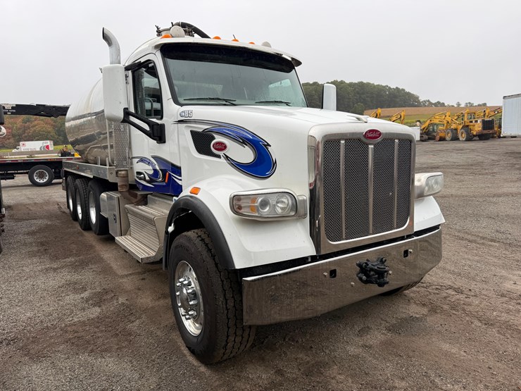 2019-peterbilt-567-image-2