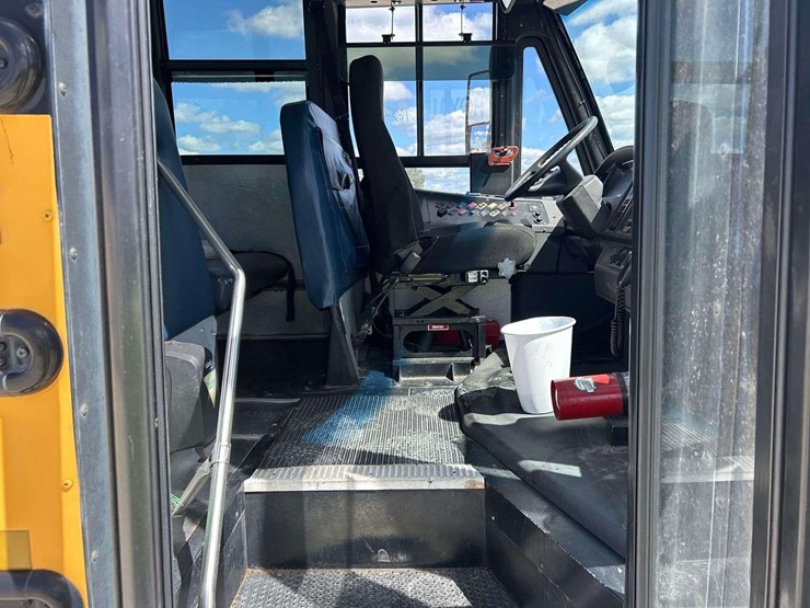 2007-freightliner-b2-image-9