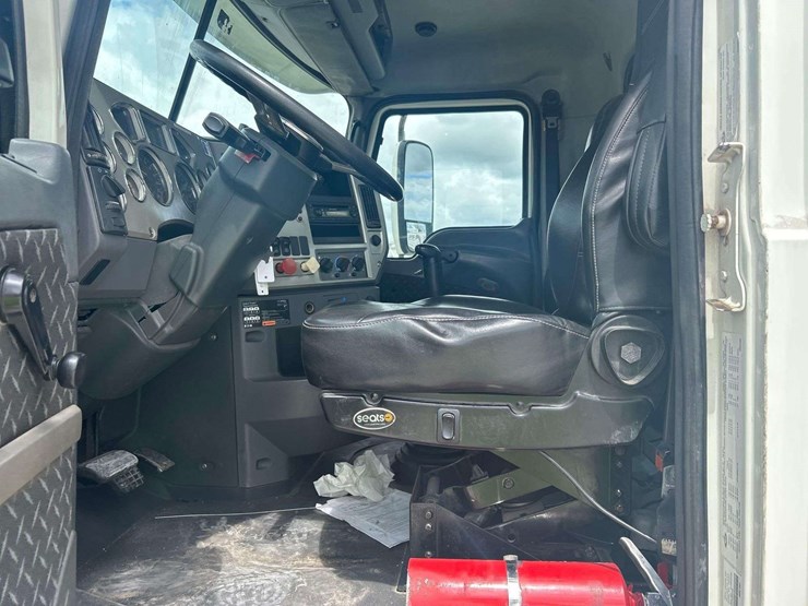 2014-mack-cxu613-t/a-wet-kit-day-cab-truck-tractor-image-11
