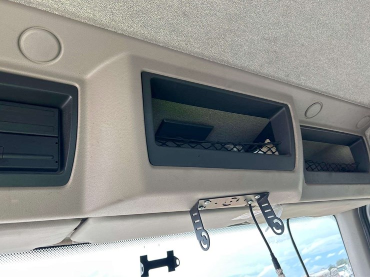 2017-peterbilt-220-image-27