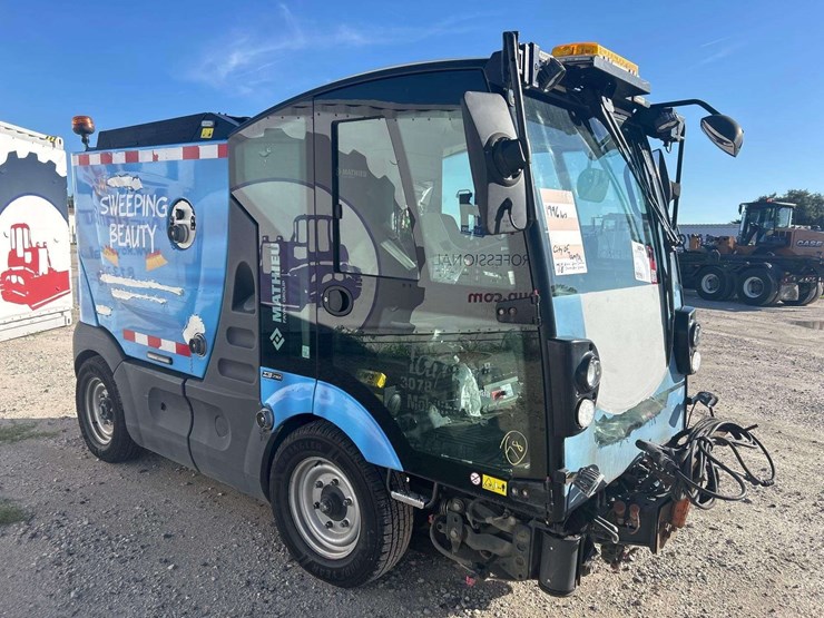 2020-mathieu-mc210-azura-flex-street-sweeper-image-2