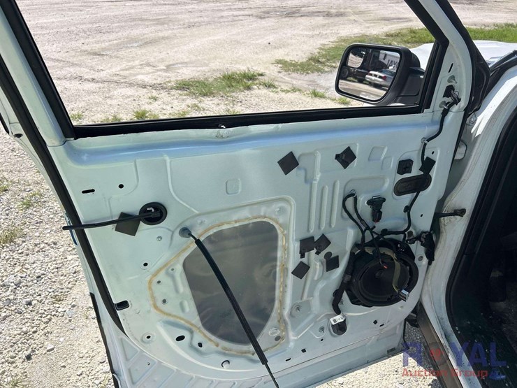 2017-ford-explorer-image-13