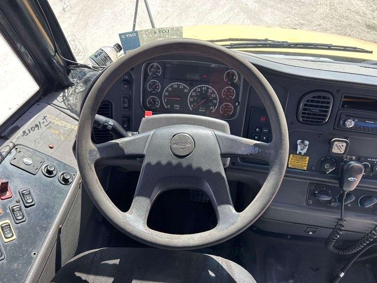 2007-freightliner-b2-image-10