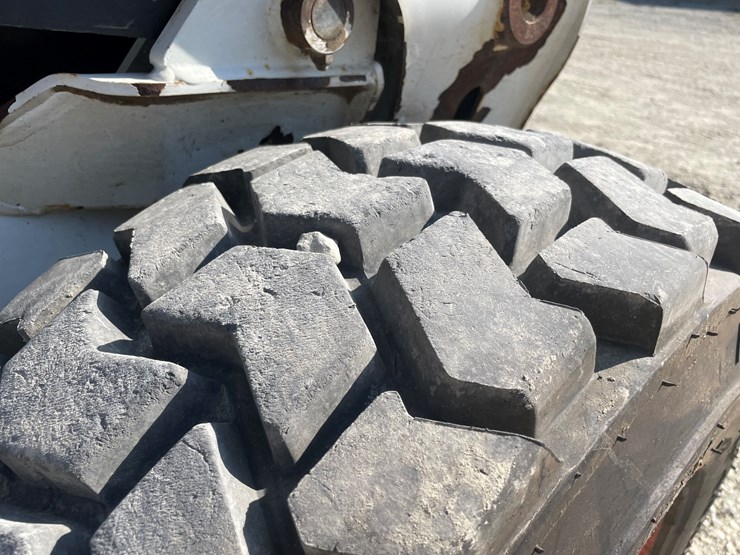 2011-bobcat-s650-image-7