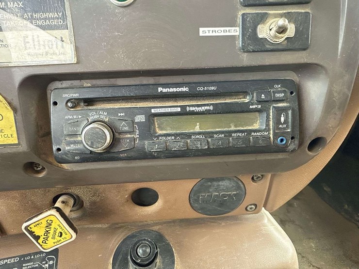 2004-mack-cv713-granite-fuel-and-lube-truck-image-28