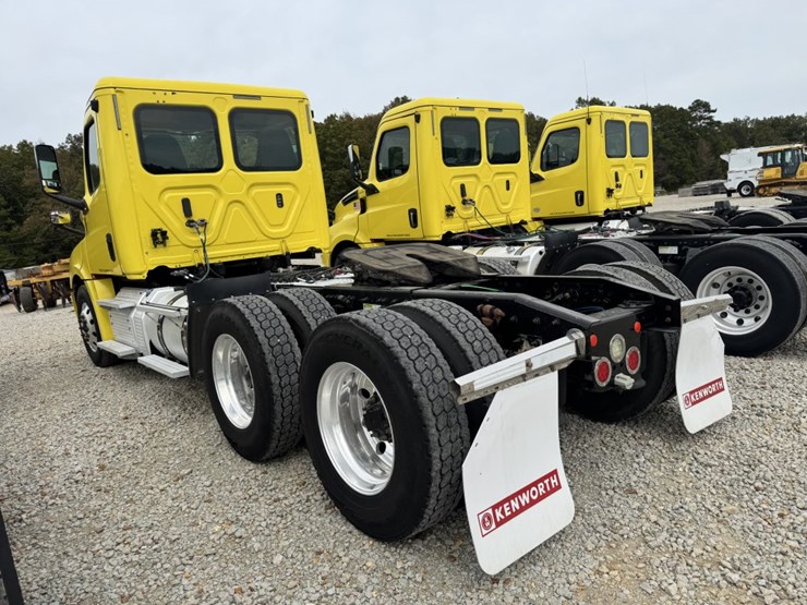 2018-freightliner-cascadia-126-image-6
