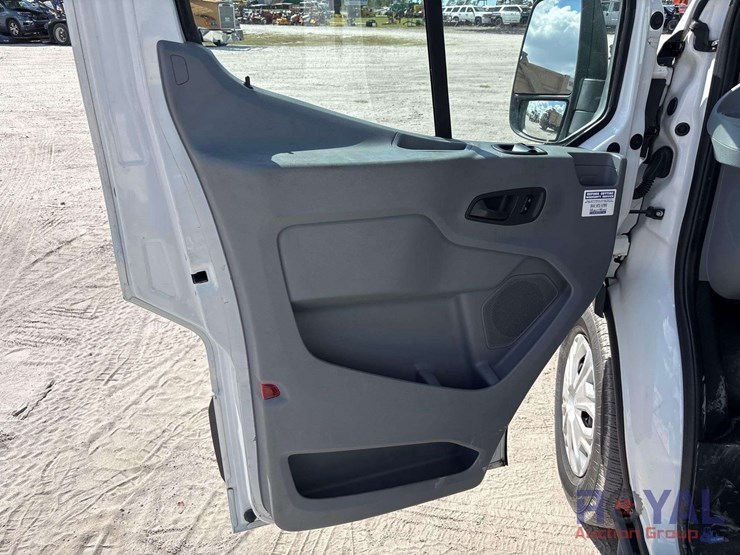 2016-ford-transit-image-12