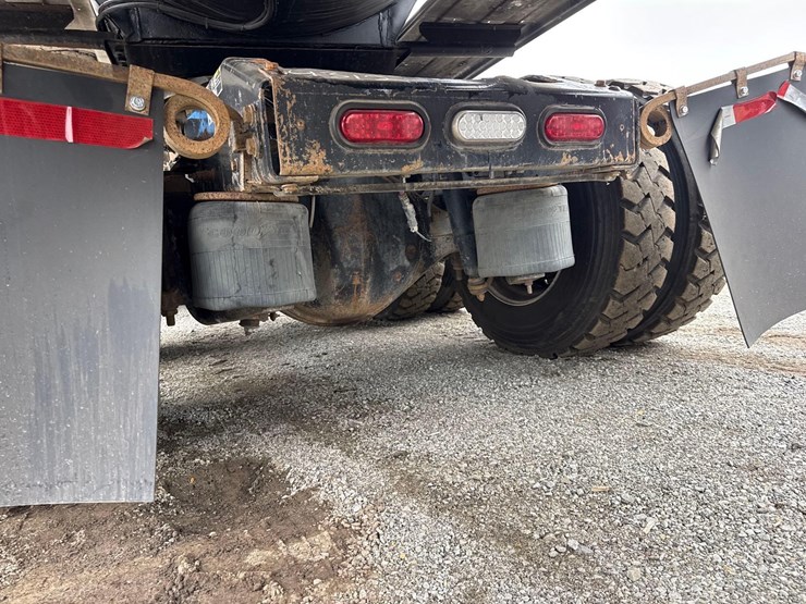 2018-peterbilt-567-image-7