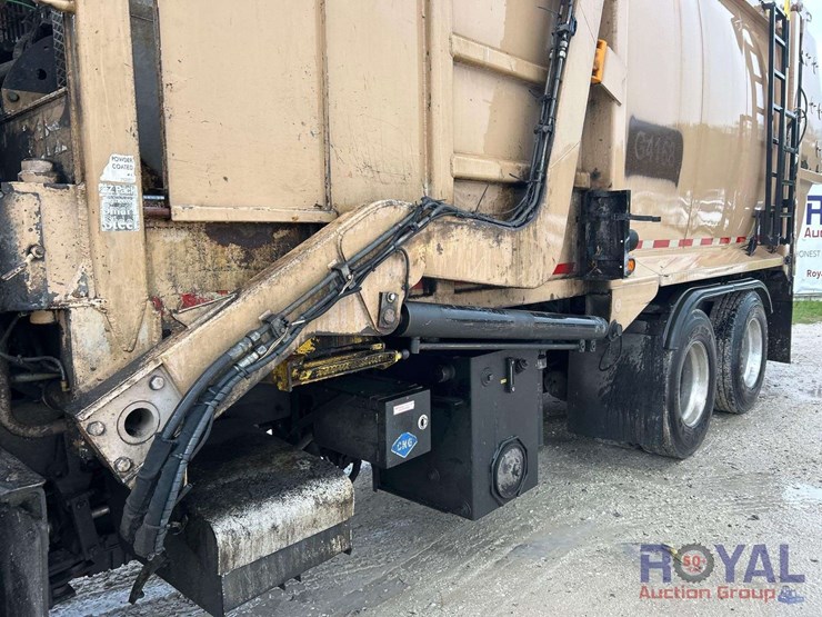 2016-peterbilt-320-image-18