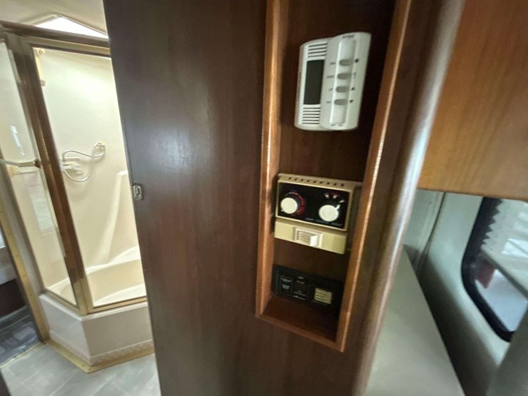 1998-national-rv-tropi-cal-t/a-35ft-class-a-motorhome-image-17