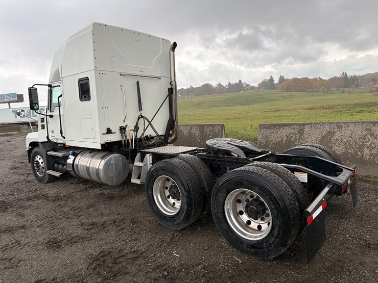 2019-mack-anthem-64t-image-5