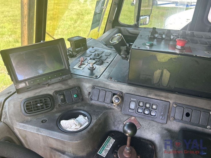 2015-peterbilt-320-image-12