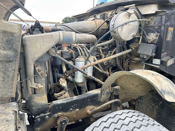 2004-mack-cv713-granite-fuel-and-lube-truck-image-7