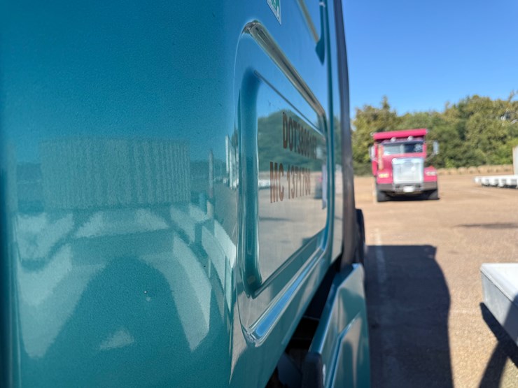 2015-freightliner-cascadia-113-image-32