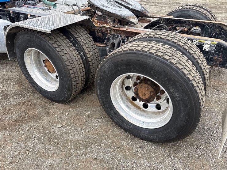 2018-peterbilt-567-image-16