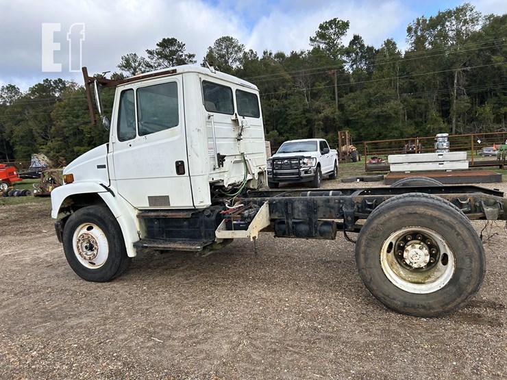 2004-freightliner-fl70-image-8