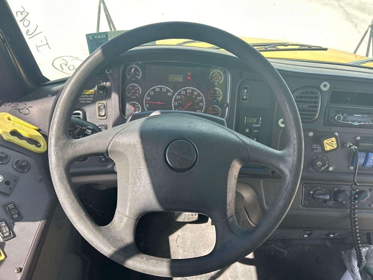 2009-freightliner-b2-image-11