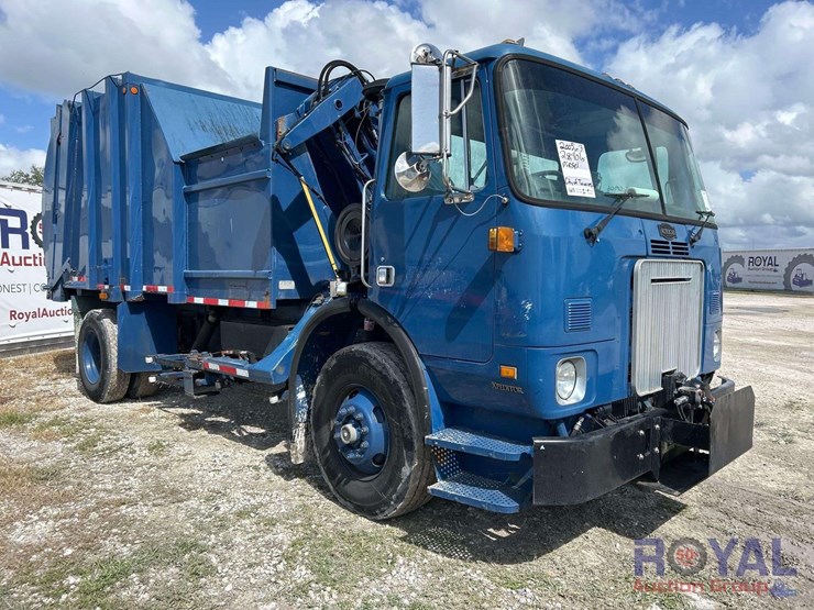2005-autocar-wxr-heil-rear-loader-garbage-truck-image-2