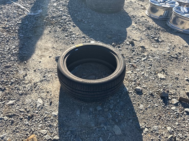 #2807-•-(1)-235/40r19-tire-inv#-2807-image-4