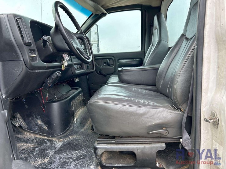 2005-gmc-c8500-flatbed-service-truck-image-10