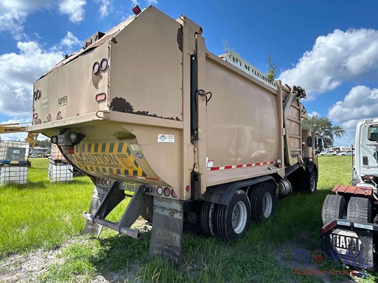 2015-peterbilt-320-image-3