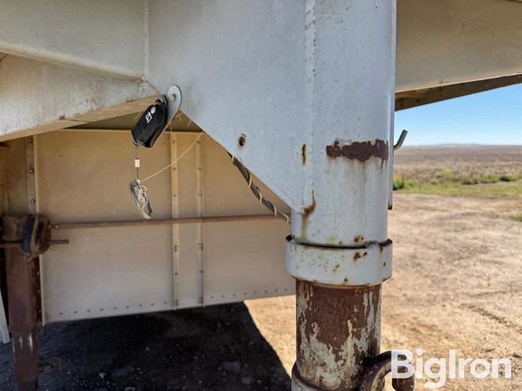 1993-wilson-livestock-trailer-image-17