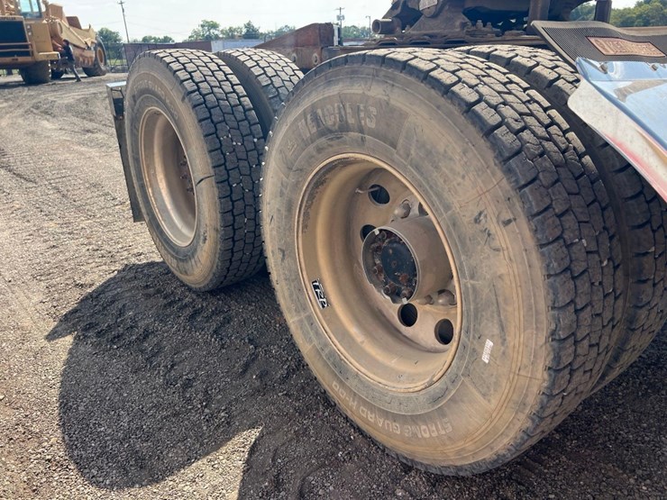 kenworth-t/a-day-cab-road-tractor-image-16