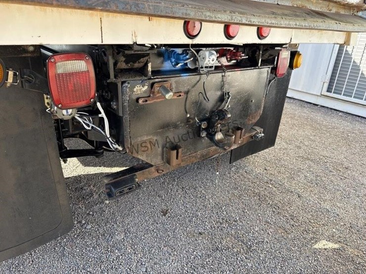 2004-freightliner-fl70-image-10