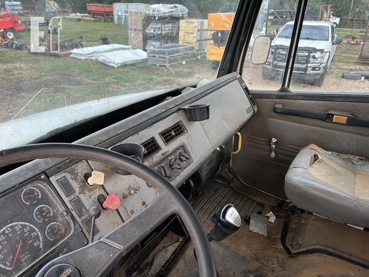 2004-freightliner-fl70-image-12