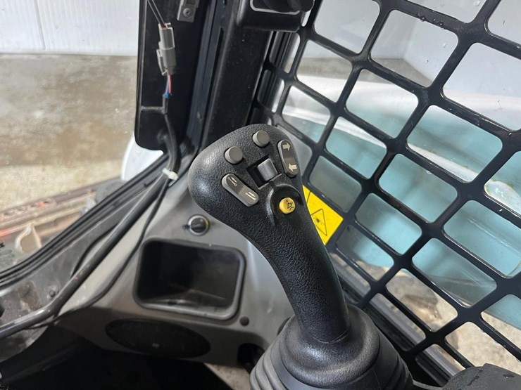 2023-bobcat-s650-image-33