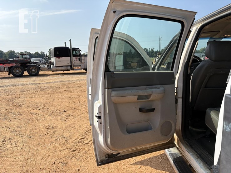 2013-gmc-sierra-3500-image-16