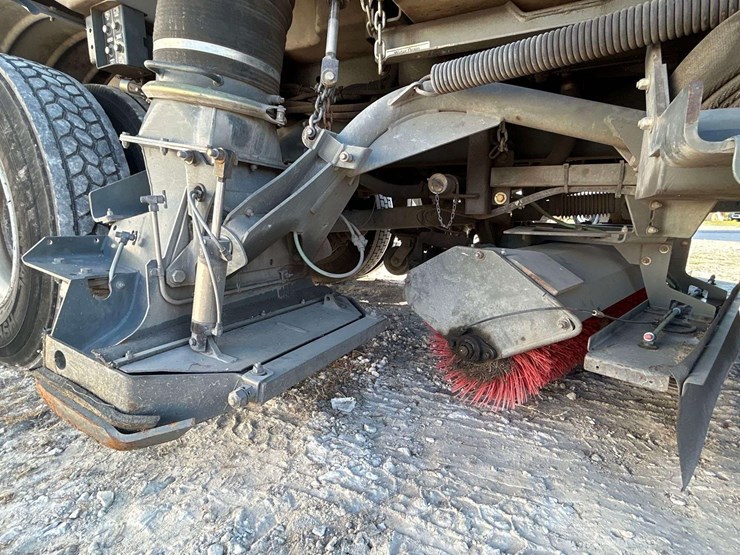 2020-freightliner-m2-106-elgin-whirlwind-series-mv-street-sweeper-truck-image-18