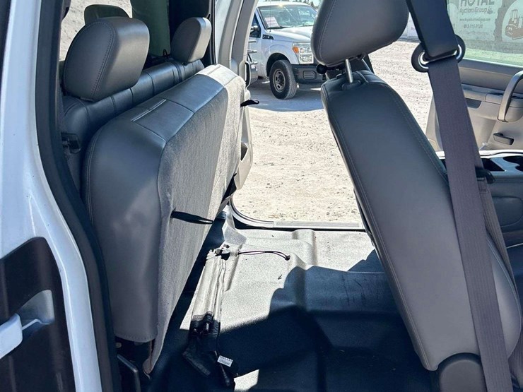 2013-chevrolet-silverado-3500-image-24