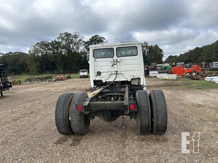 2004-freightliner-fl70-image-6